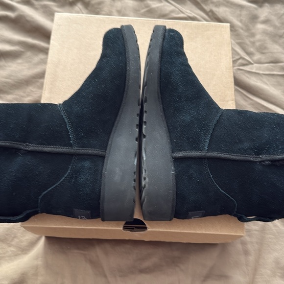 UGG - Picture 3 of 4